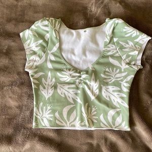 Posh pua surf top size green floral M/L like new